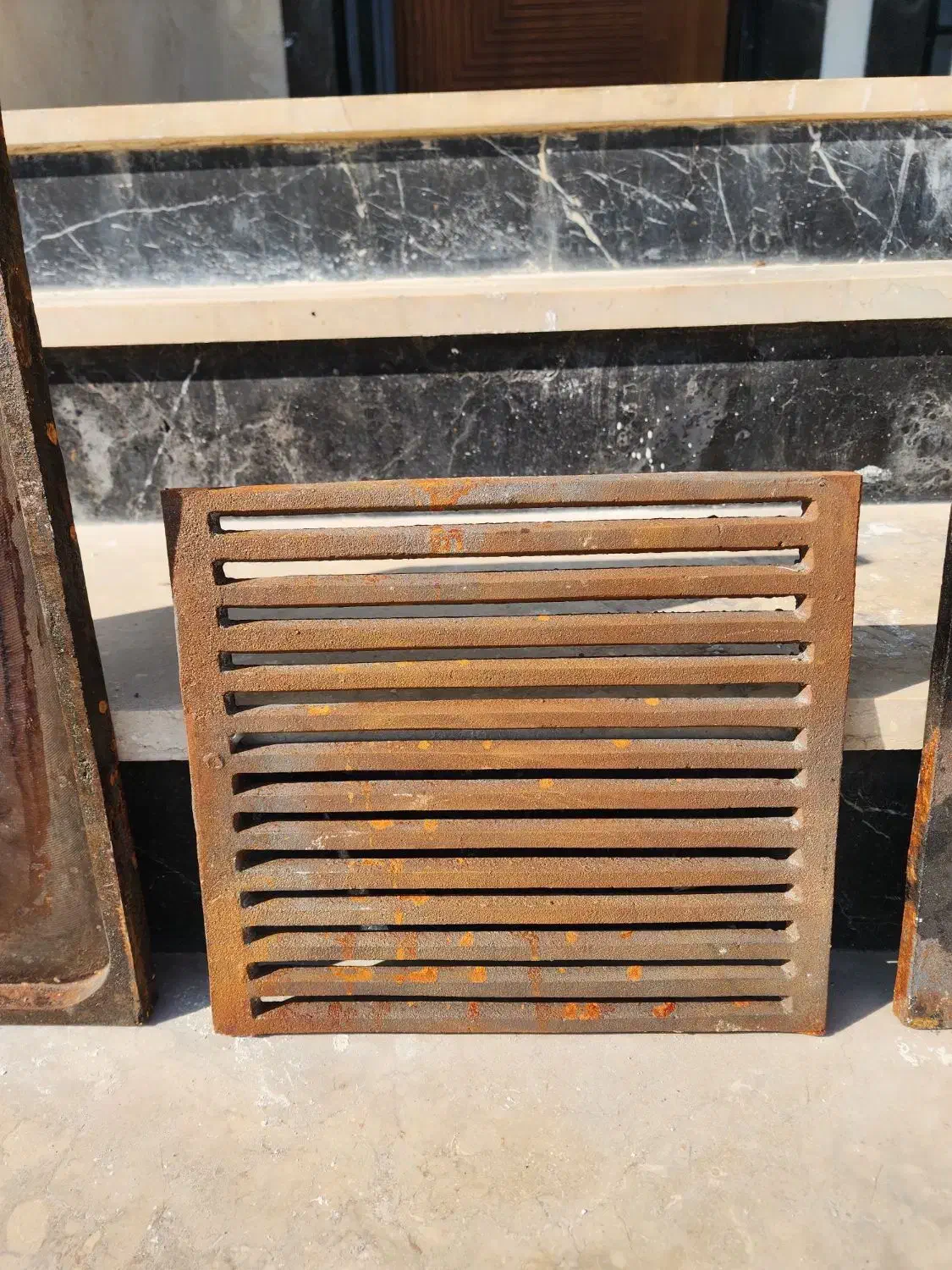 چدن استیک و چدن گریل|ظروف پخت‌وپز|چمستان, |دیوار