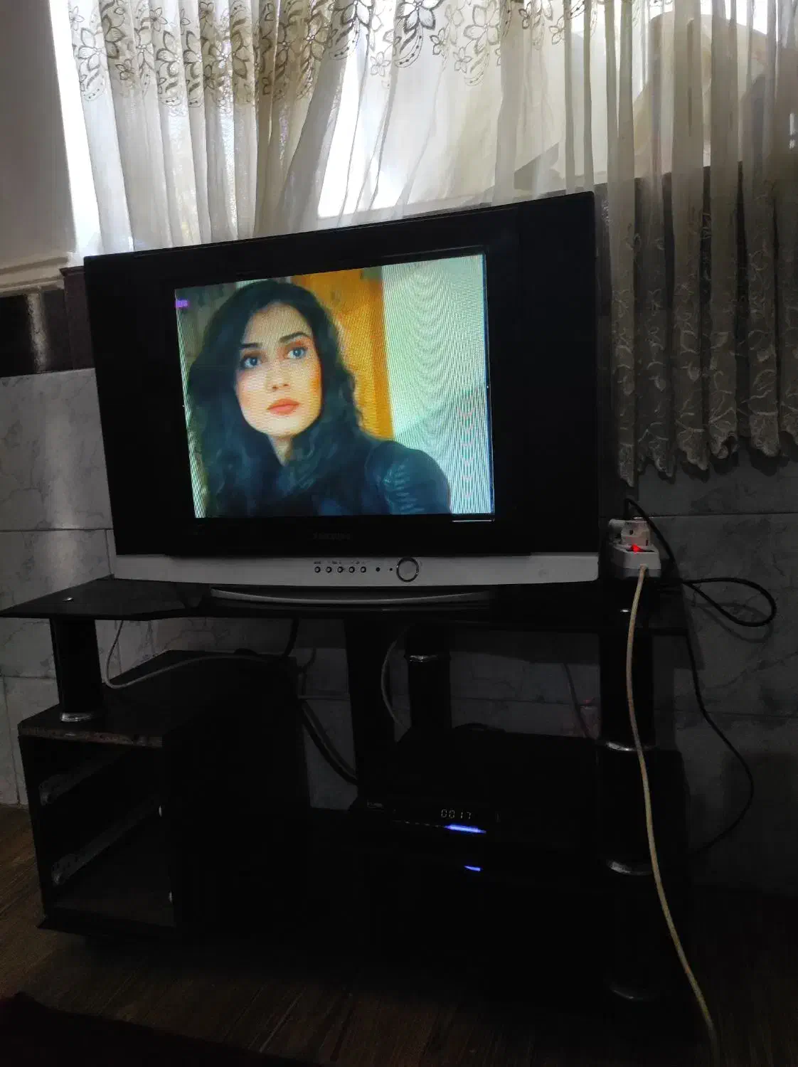 تلویزیون در حد نو با میزش|تلویزیون و پروژکتور|فاضل آباد, |دیوار