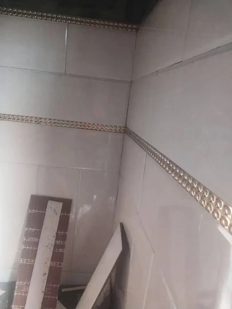 کاشیکاری سیمانکاری نرمه بتن خانه.باغچه|خدمات پیشه و مهارت|ارومیه, |دیوار