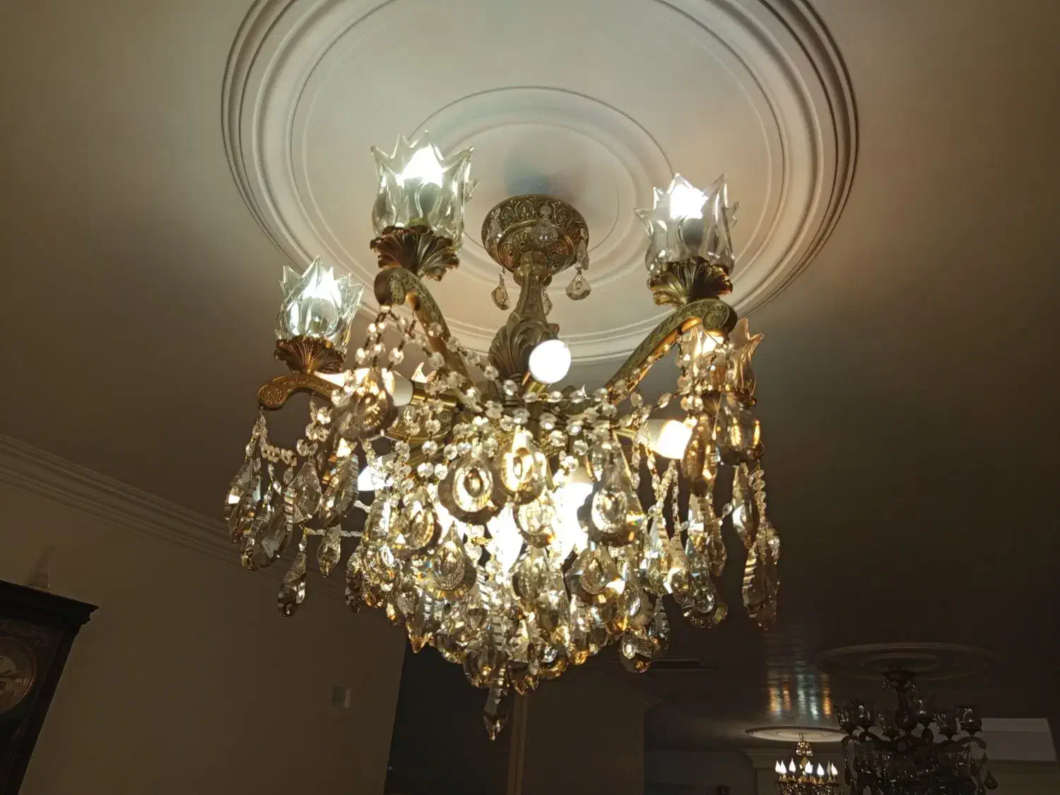 لوستر|لوستر و چراغ آویز|کرج, ساسانی (قلمستان)|دیوار