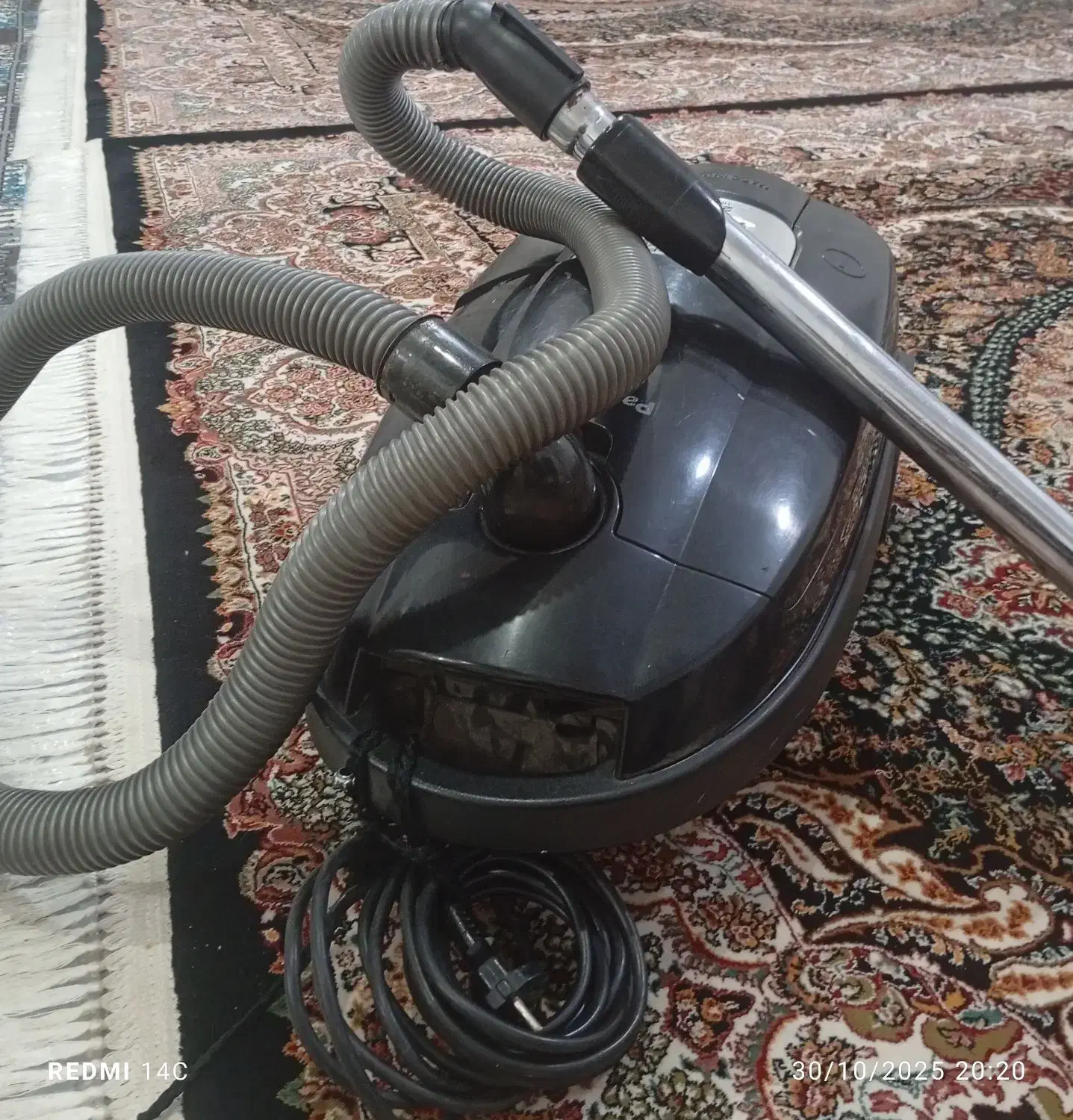 جارو برقی سالم فقط پاروش یکم مشکل داره|جاروبرقی، جارو شارژی، بخارشو|نورآباد, |دیوار