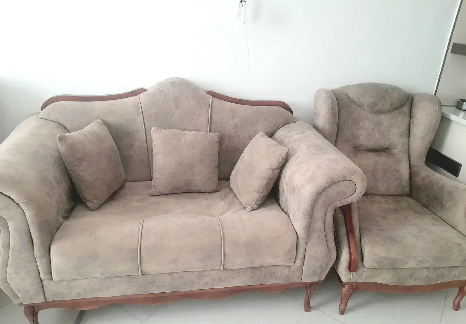 مبل هفت نفره روکش چرم با پایه چوب|مبلمان خانگی و میز عسلی|قائن, |دیوار