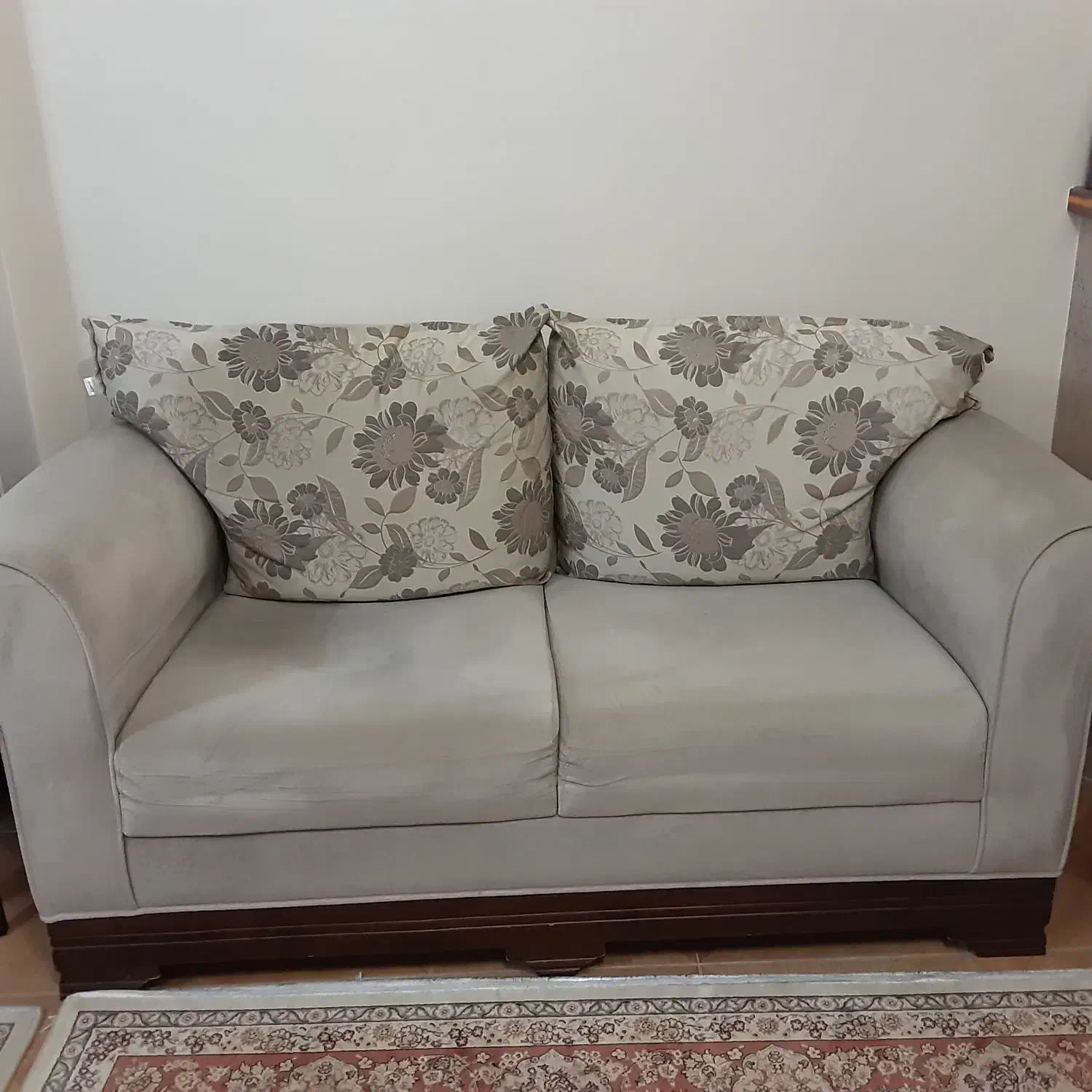 مبل راحتی ۷ نفره با چوب نراد|مبلمان خانگی و میز عسلی|رشت, معلم|دیوار