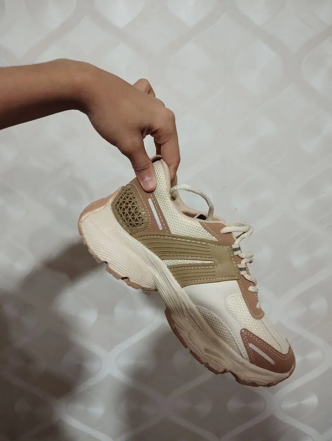 کتانی اکبند|کیف، کفش، کمربند|قم, دروازه ری|دیوار