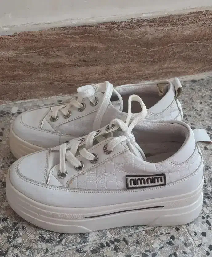 کتونی طبی|کیف، کفش، کمربند|پاپی, |دیوار