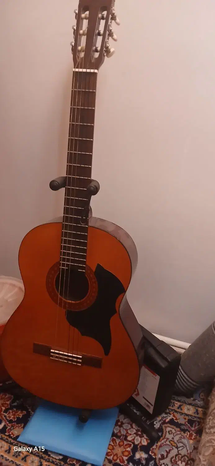 گیتار|گیتار، بیس، امپلیفایر|میانه, |دیوار