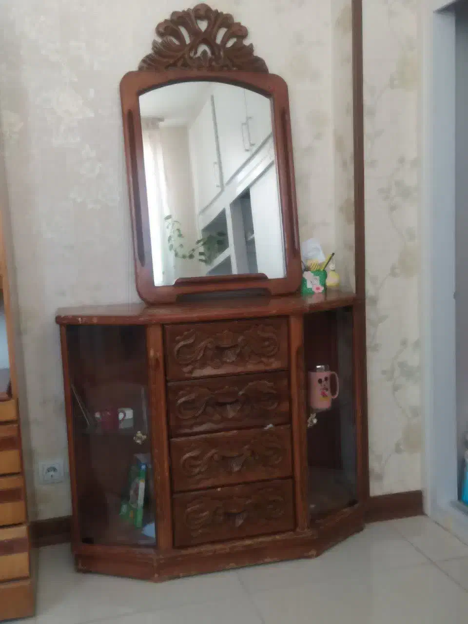 میز کنسول به همراه آیینه|بوفه، ویترین، کنسول|اصفهان, شیخ طوسی|دیوار