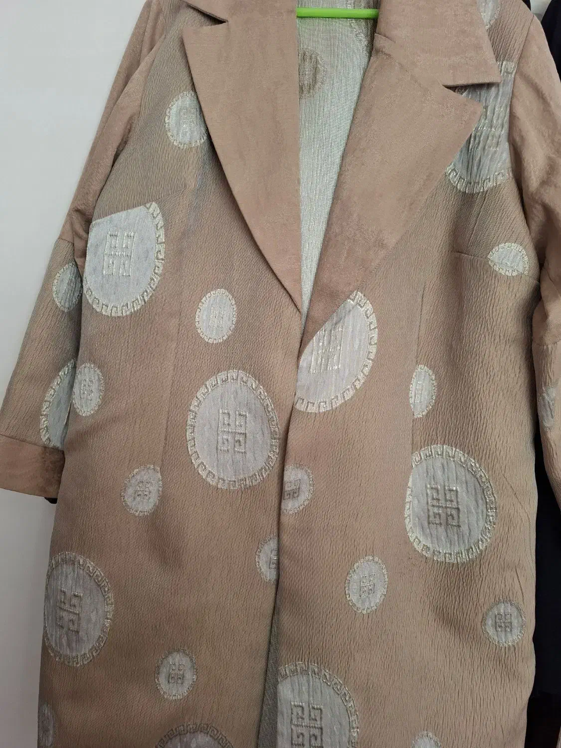 کت کرم طرح دار سایز50 و52تمیز|لباس|پیشوا, |دیوار