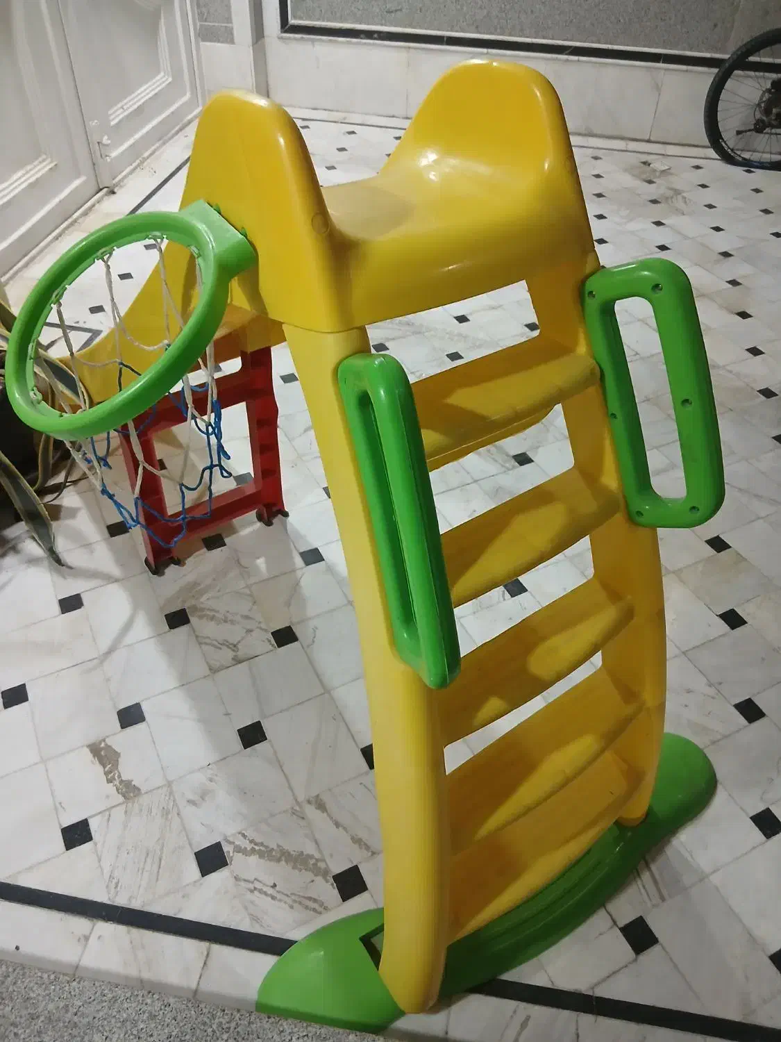 سرسره|اسباب‌‌بازی|قم, باغ کرباسی|دیوار