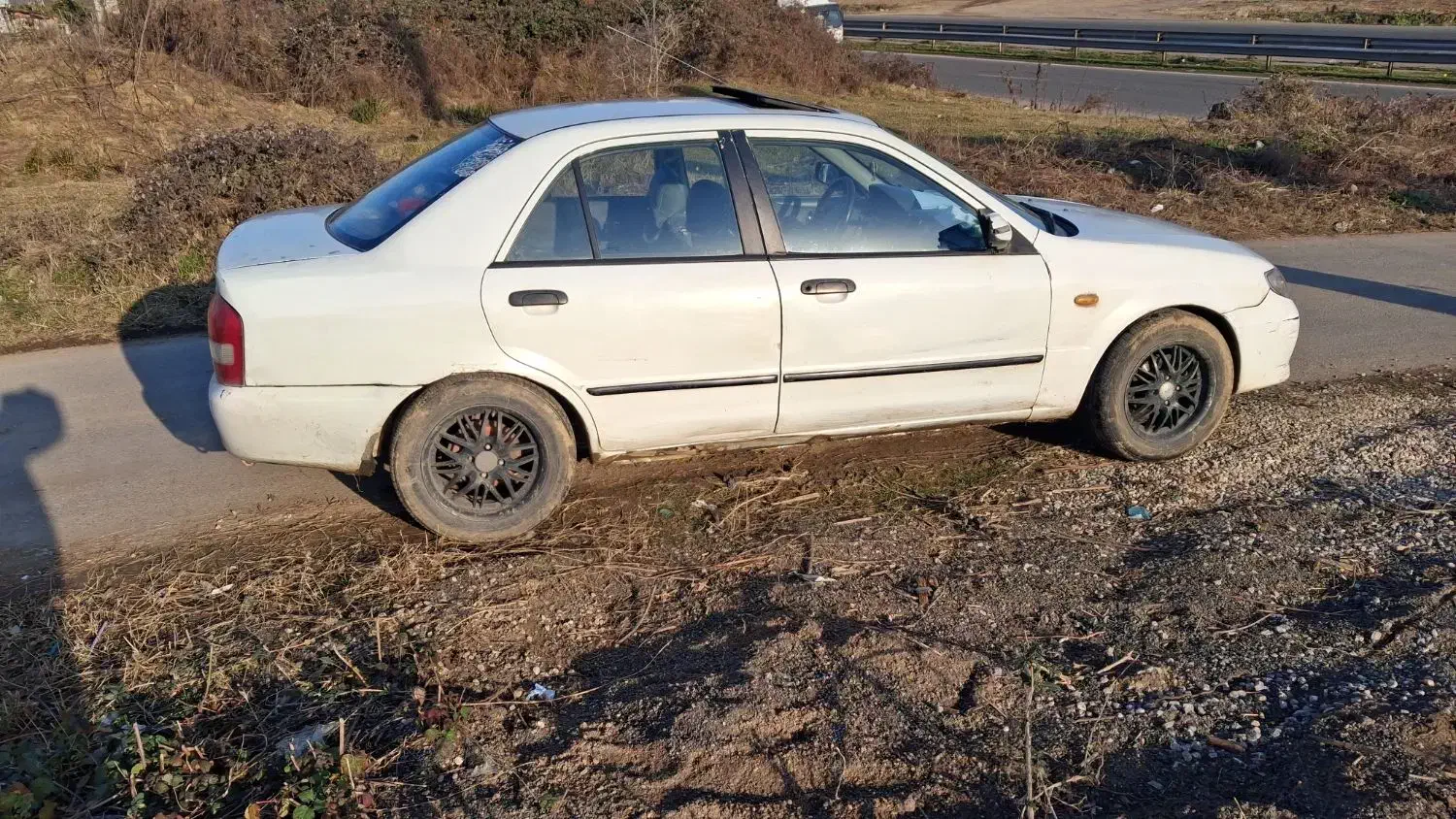 مزدا ۳۲۳ سالم کم مصرف رنگ سفید|خودرو سواری و وانت|رضوانشهر, |دیوار