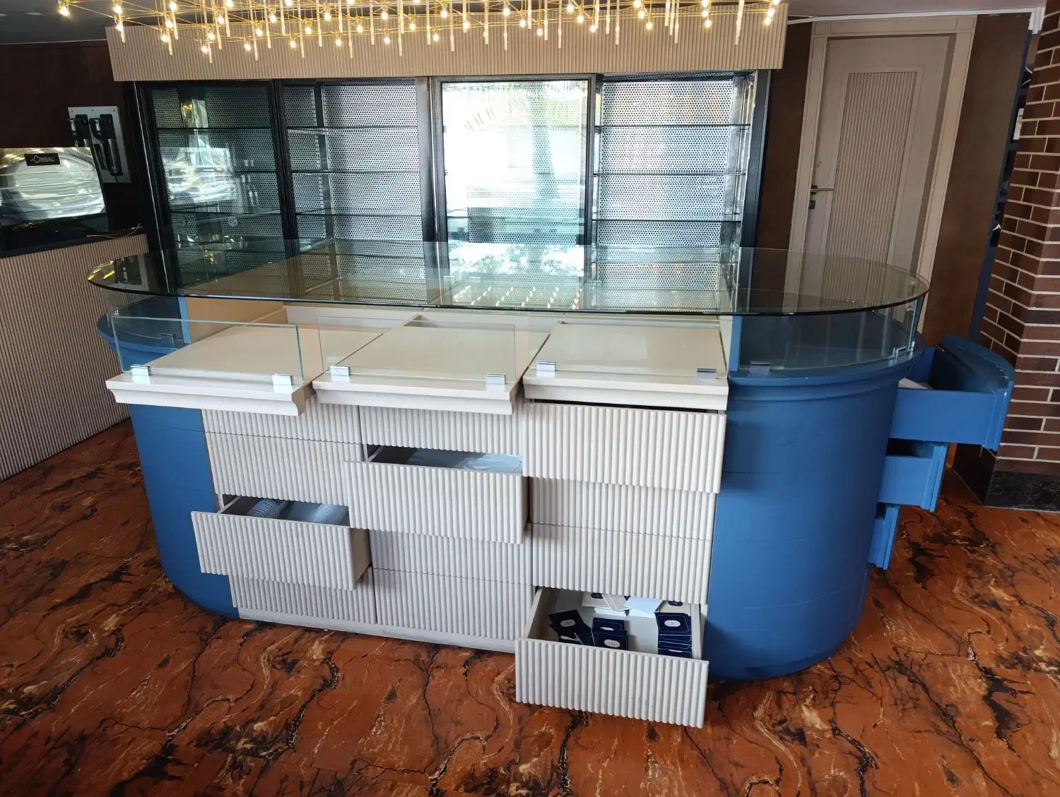 ویترین و میز و صندلی|کافی‌شاپ و رستوران|رشت, کاکتوس|دیوار