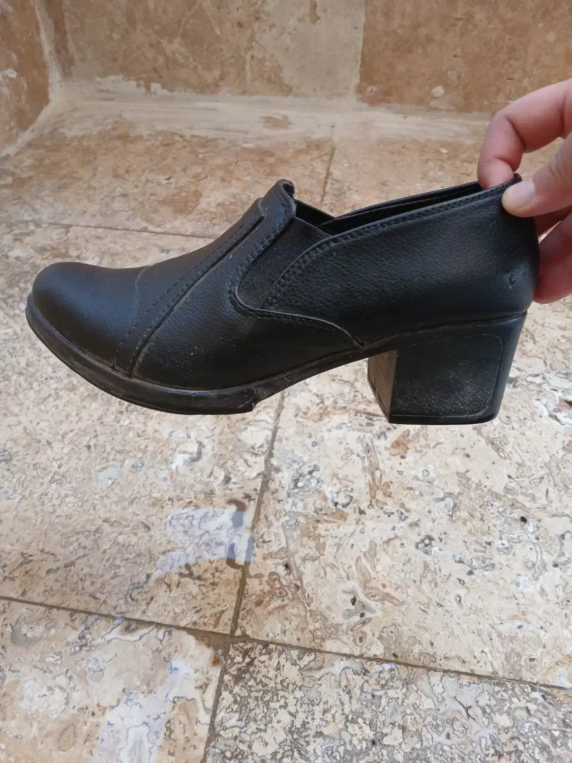 کفش پاشنه بلند|کیف، کفش، کمربند|قم, انسجام|دیوار