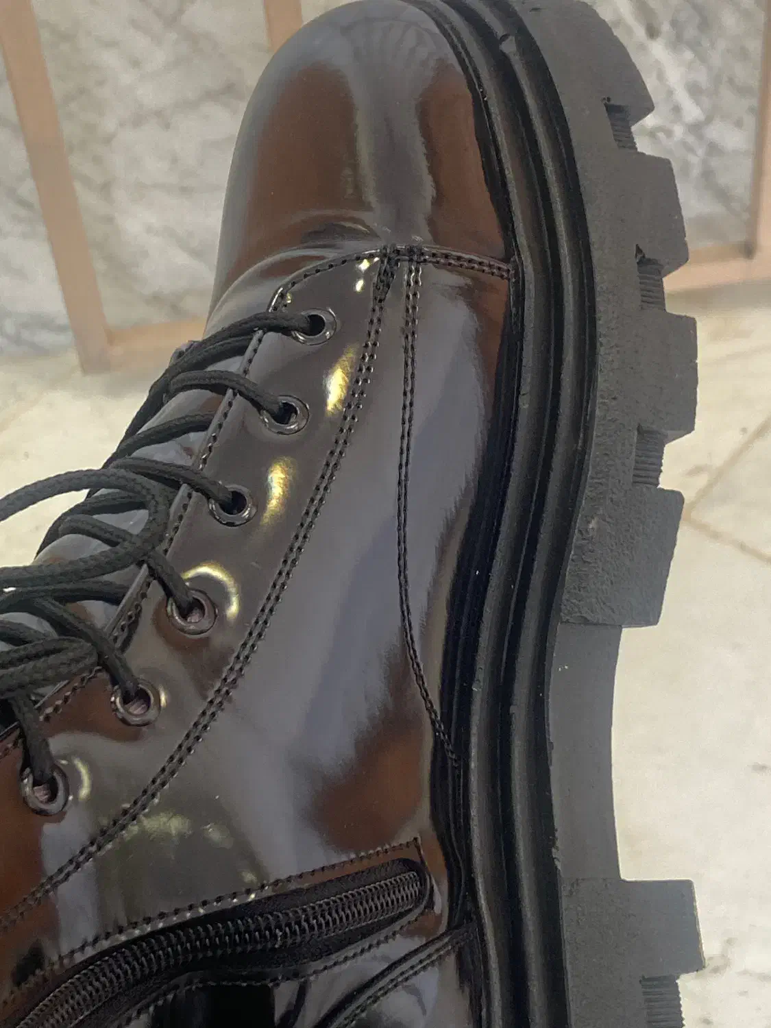 بوت ورنی|کیف، کفش، کمربند|رشت, پیرسرا|دیوار