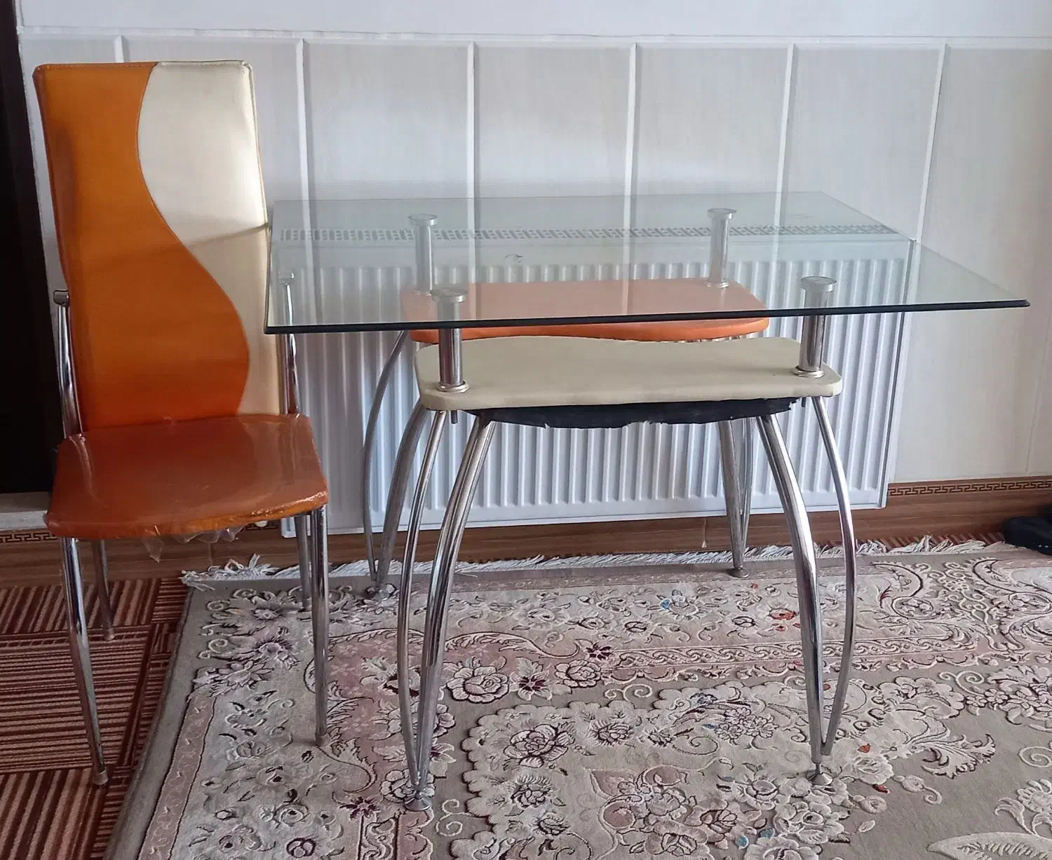 میز ناهارخوری چهار نفره با یک صندلی چرخشی|میز و صندلی غذاخوری|لنجان, |دیوار