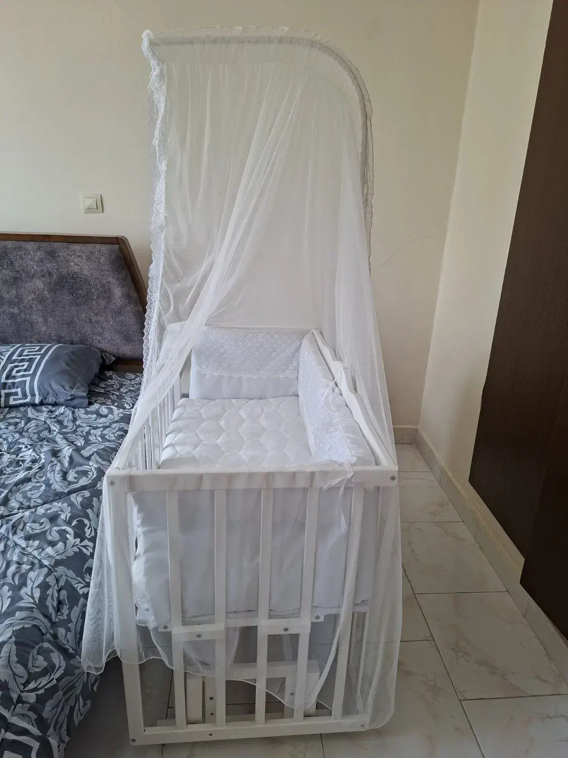 تخت کنار مادر نوزاد|تخت و صندلی بچه|هشتگرد, فاز ۳ مهستان|دیوار