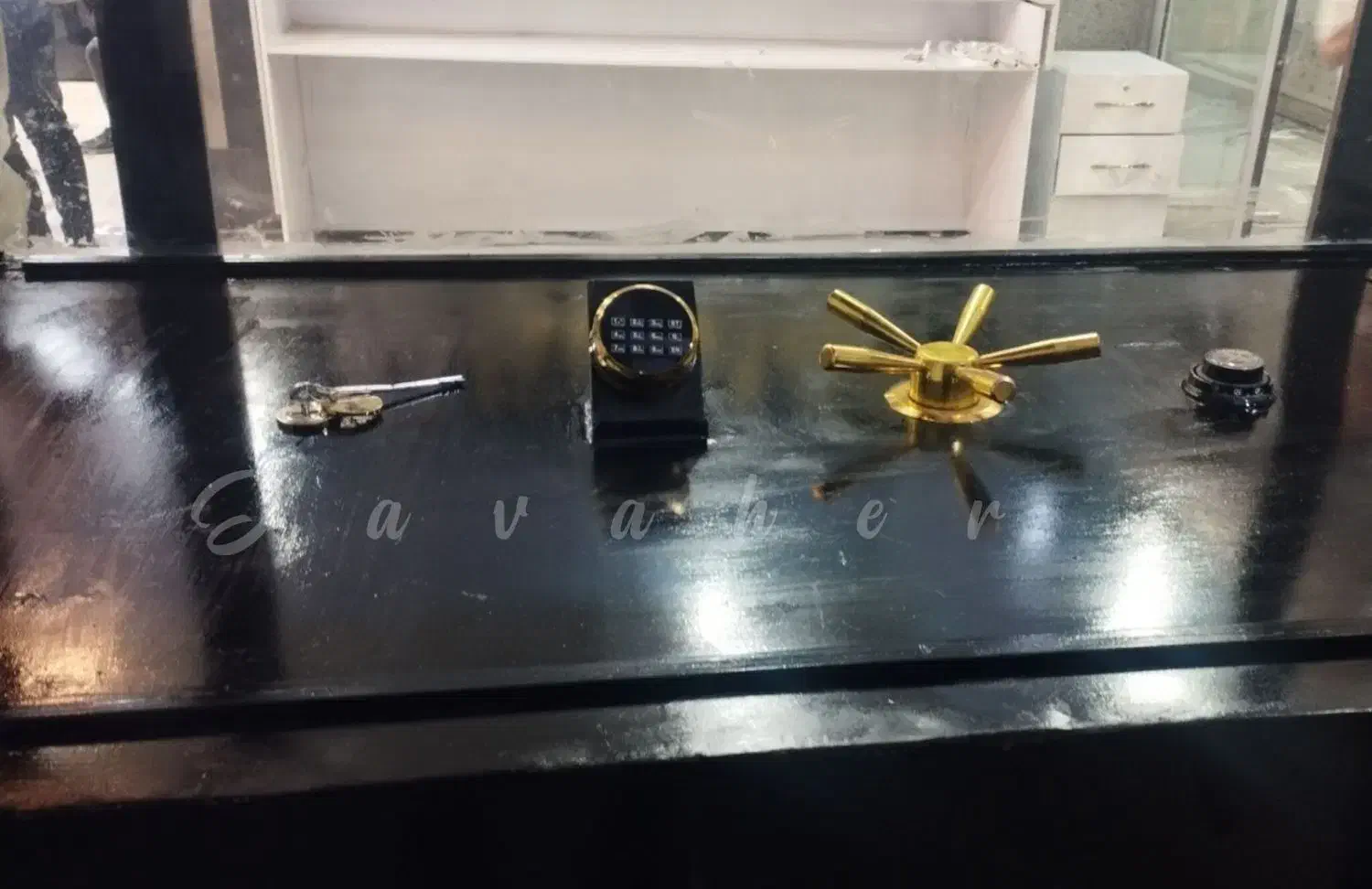 javaher.kave گاوصندوق اسانسوری همراه هالوژن|ابزارآلات|زاهدان, |دیوار