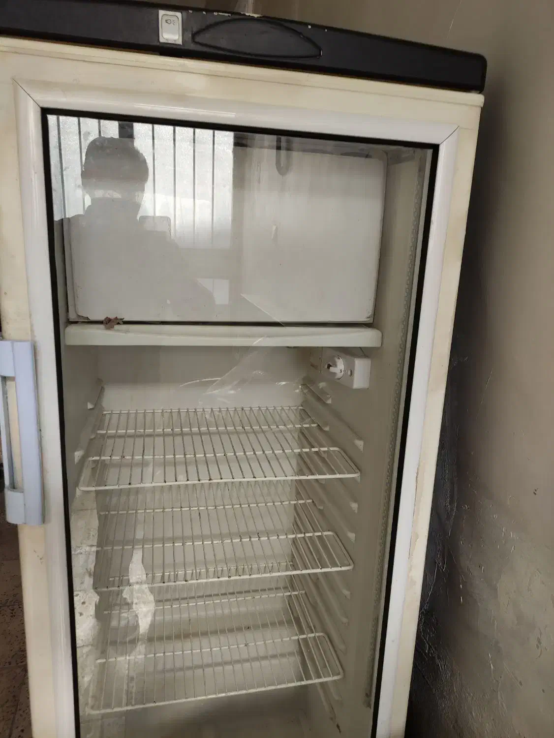 یخچال ایستاده با فریزر بالا.درب شیشه ای|یخچال و فریزر|خلخال, |دیوار