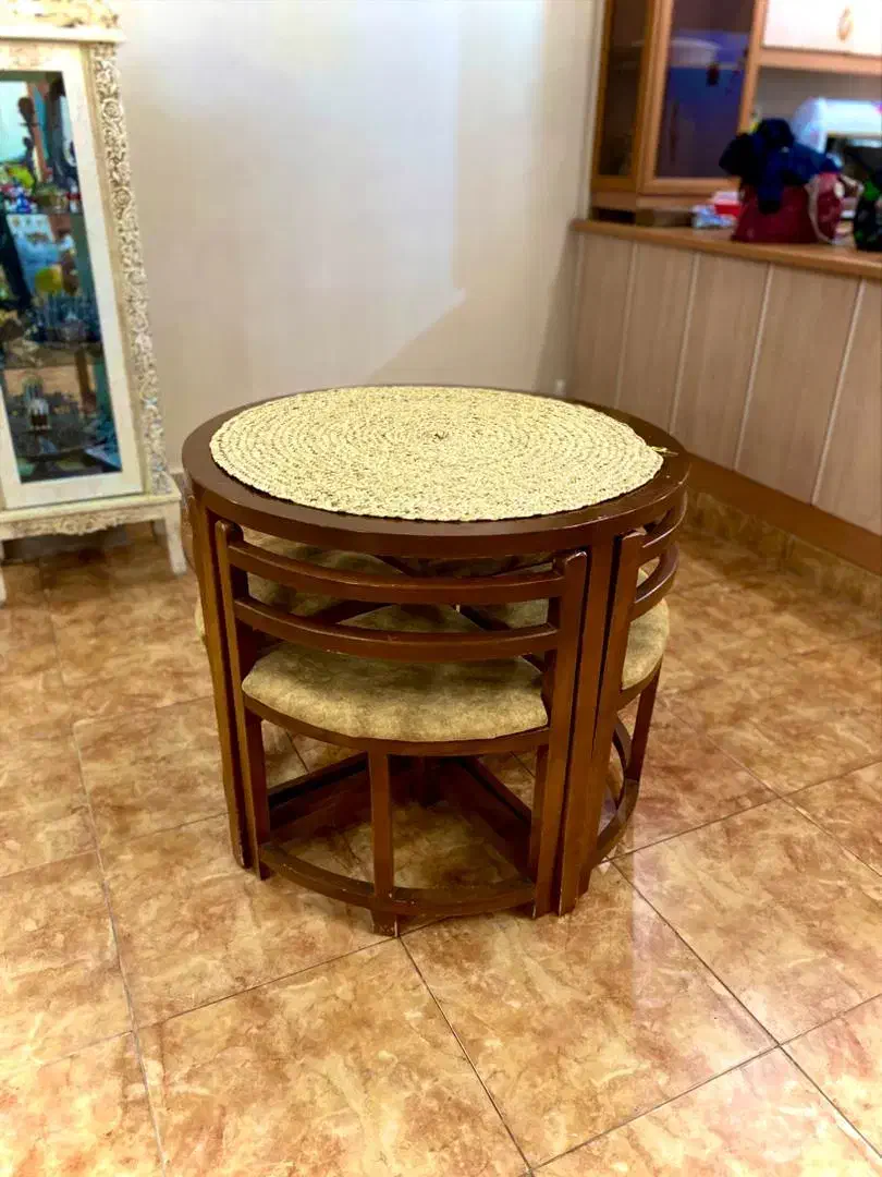 میز ناهار خوری ۴ نفره کم جا و جمع و جور|میز و صندلی غذاخوری|شاهین‌شهر, عطار|دیوار