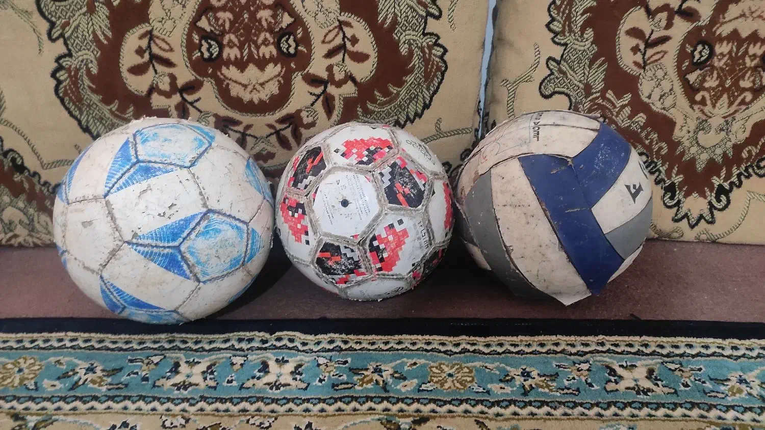 دو عدد توپ فوتبال چهل تیکه و توپ والیبال|ورزش‌های توپی|قائم‌شهر, |دیوار