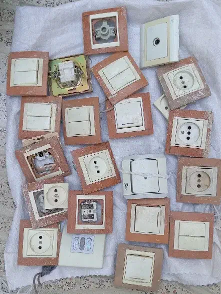 کلید پریز قدیمی کلکسیونی|کلکسیون اشیاء عتیقه|اراک, |دیوار