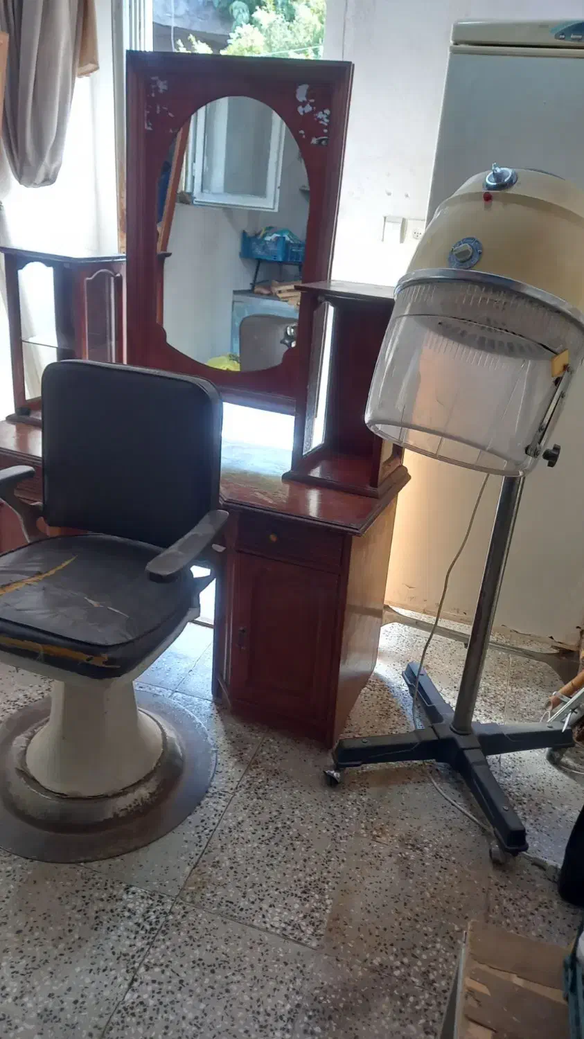 میز و صندلی آرایشگاه و سشوار ایستاده|آرایشگاه و سالنهای زیبایی|آزادشهر, |دیوار