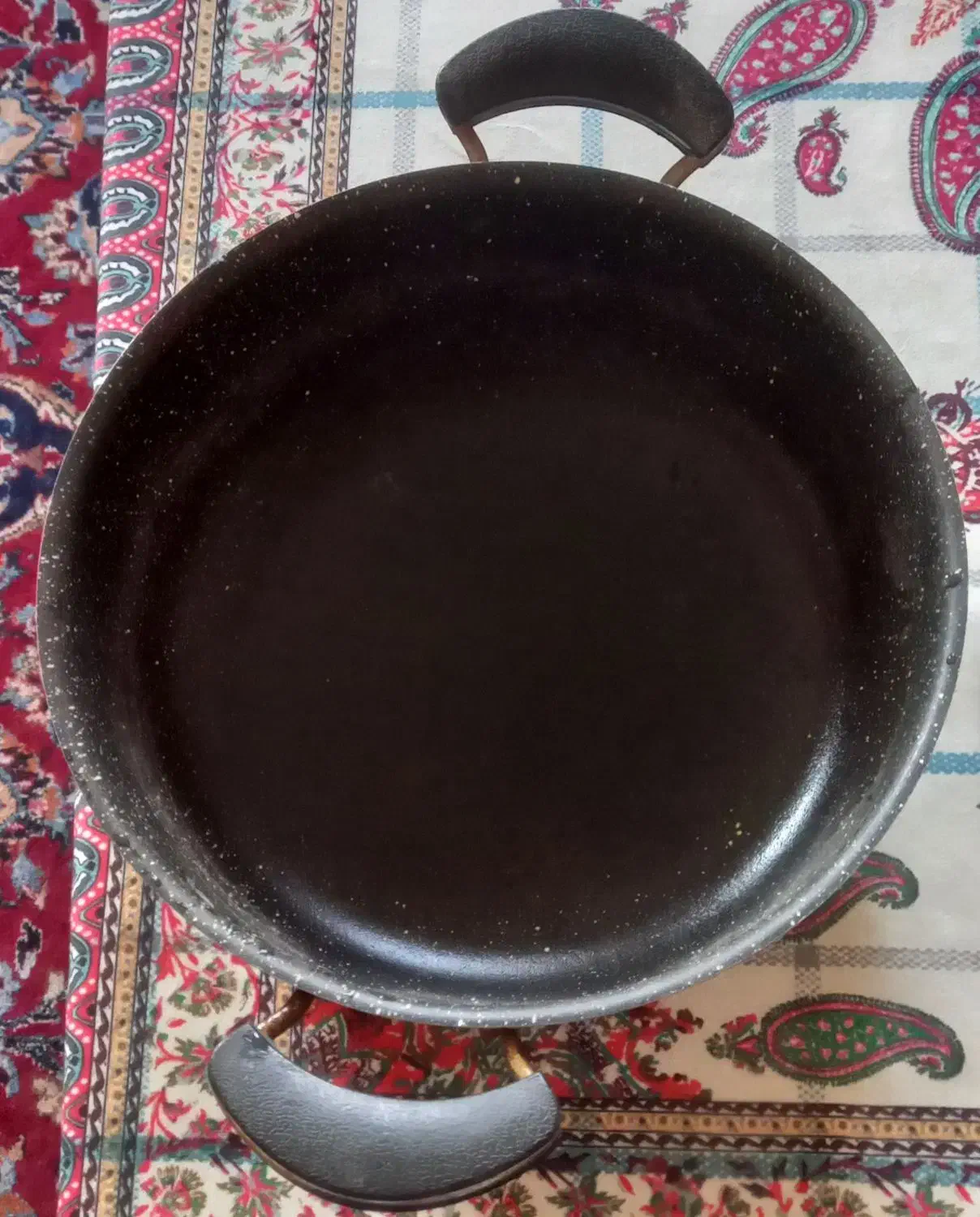 یک عدد تابه تفلون ویک عددقابلمه کار کرده تفلون|ظروف پخت‌وپز|گرگان, |دیوار