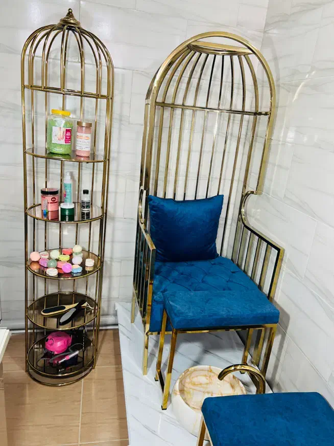 استیج پدیکور همراه با قفسه وسایلش|آرایشگاه و سالنهای زیبایی|دلوار, |دیوار