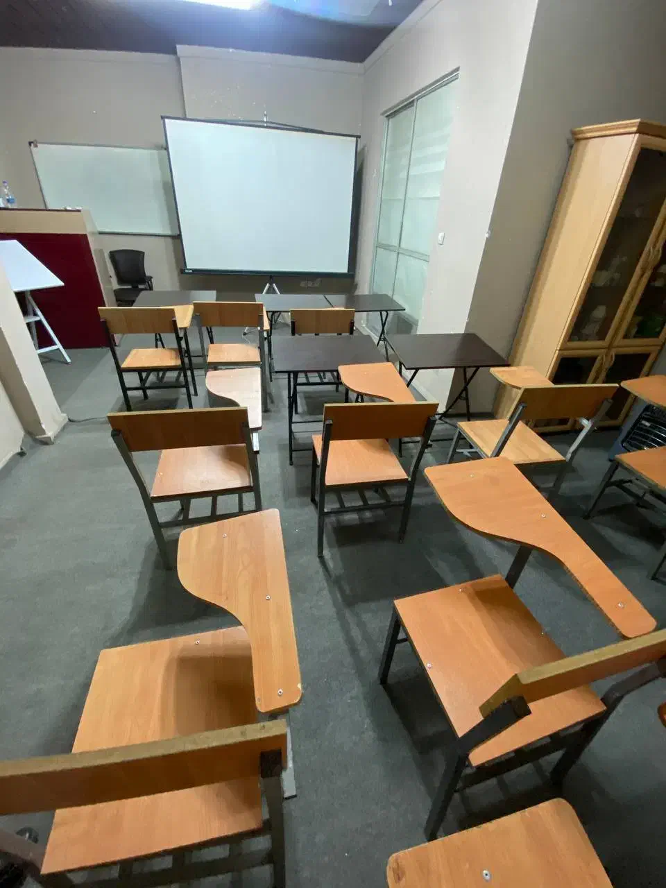 اجاره فضای آموزشی|اجارهٔ کوتاه‌مدت دفتر کار و فضای آموزشی|رشت, نظری|دیوار