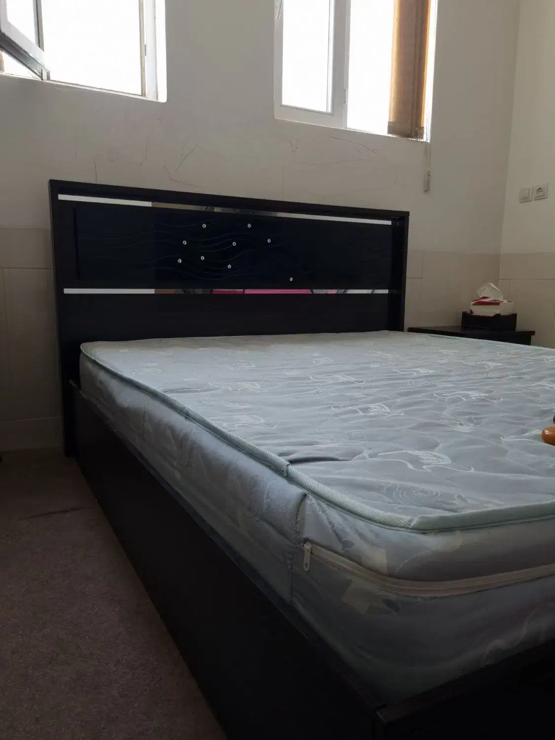 تخت دو نفره و میز آرایش و کمد لباسی|تخت و سرویس خواب|مرودشت, فاز دوم شهرک فرهنگیان|دیوار