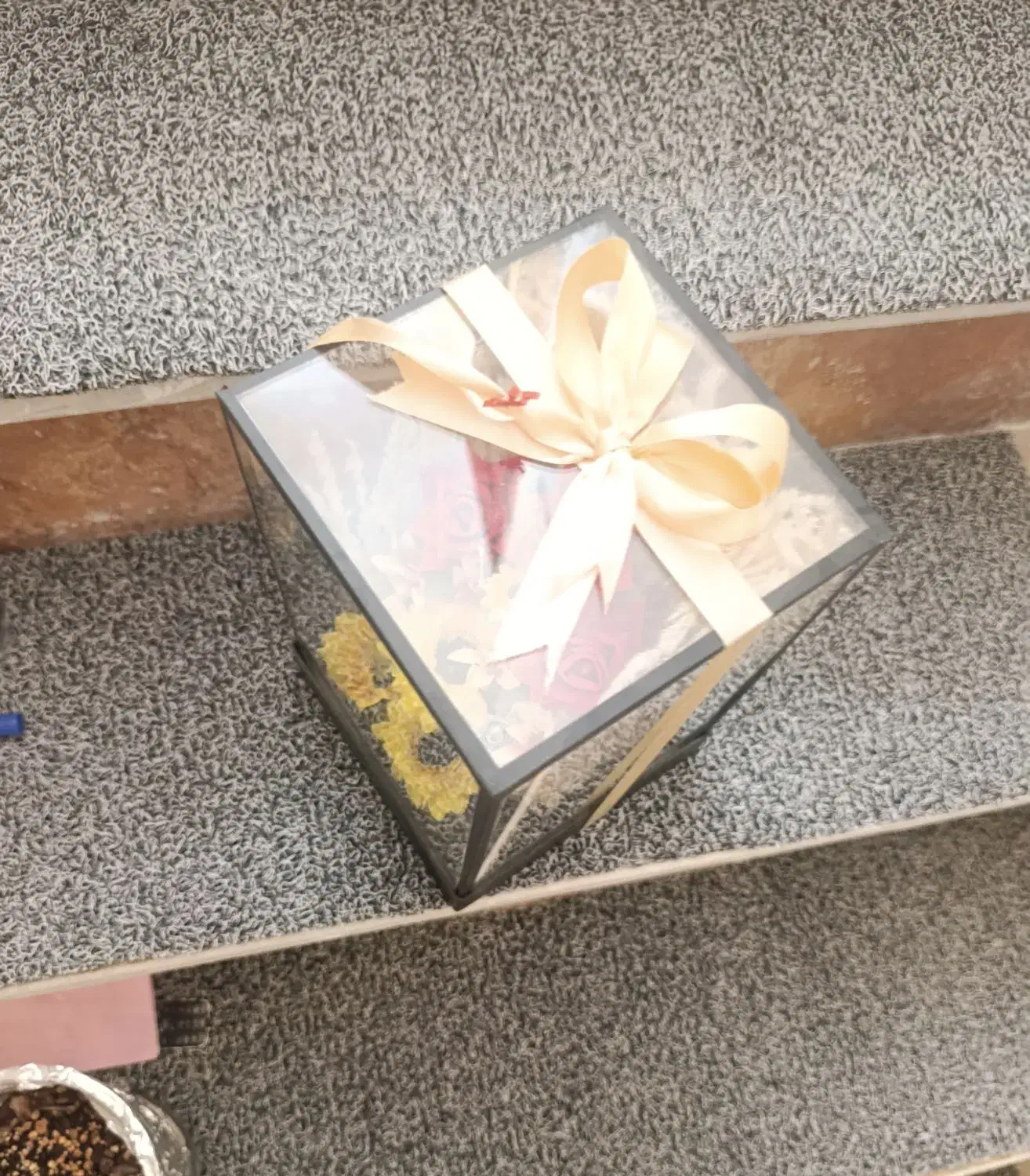 گل زیبا باگلدان شیشه ای|گل مصنوعی|زابل, |دیوار