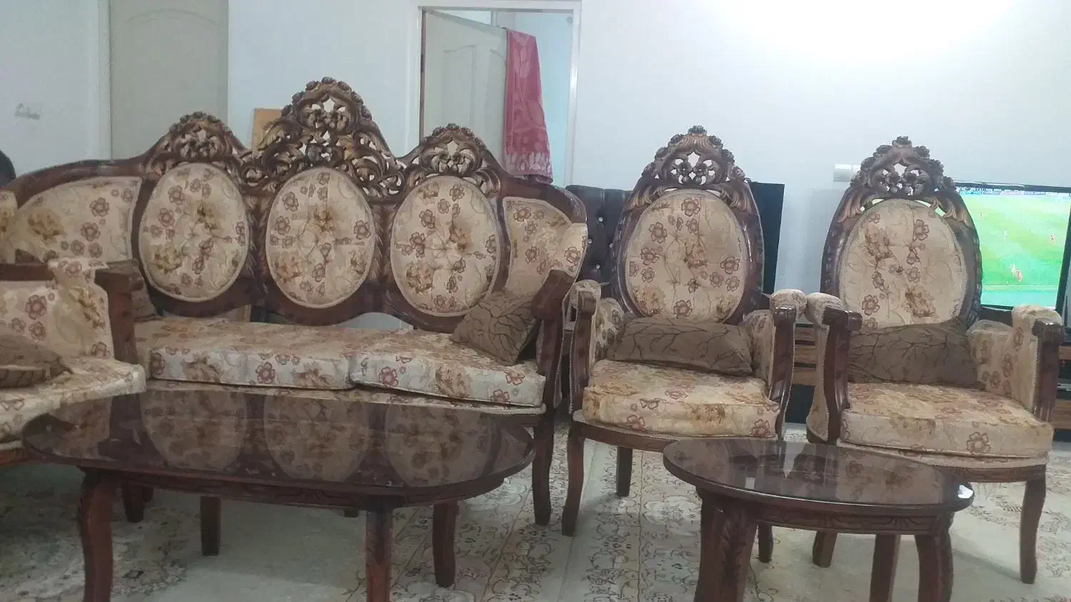 فروش یک دست مبل سلطنتی بسیار تمیز|مبلمان خانگی و میز عسلی|کاشان, آیت الله سعیدی|دیوار