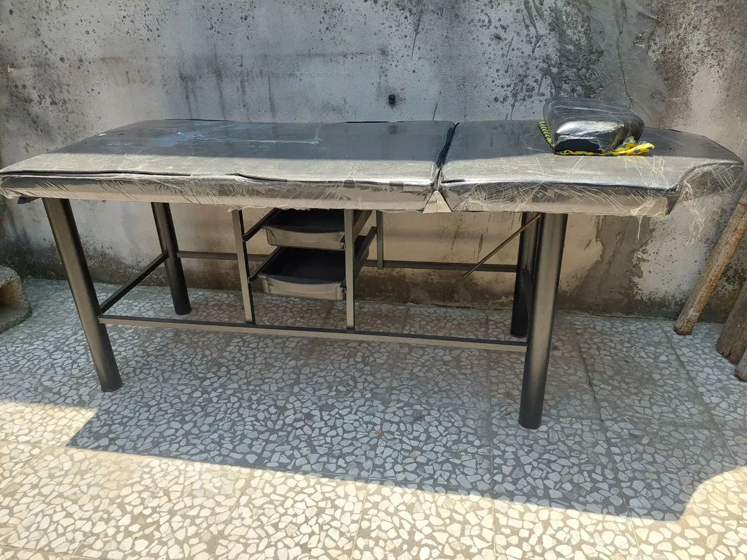 تخت تتو|آرایشگاه و سالن‌های زیبایی|رشت, فلسطین|دیوار