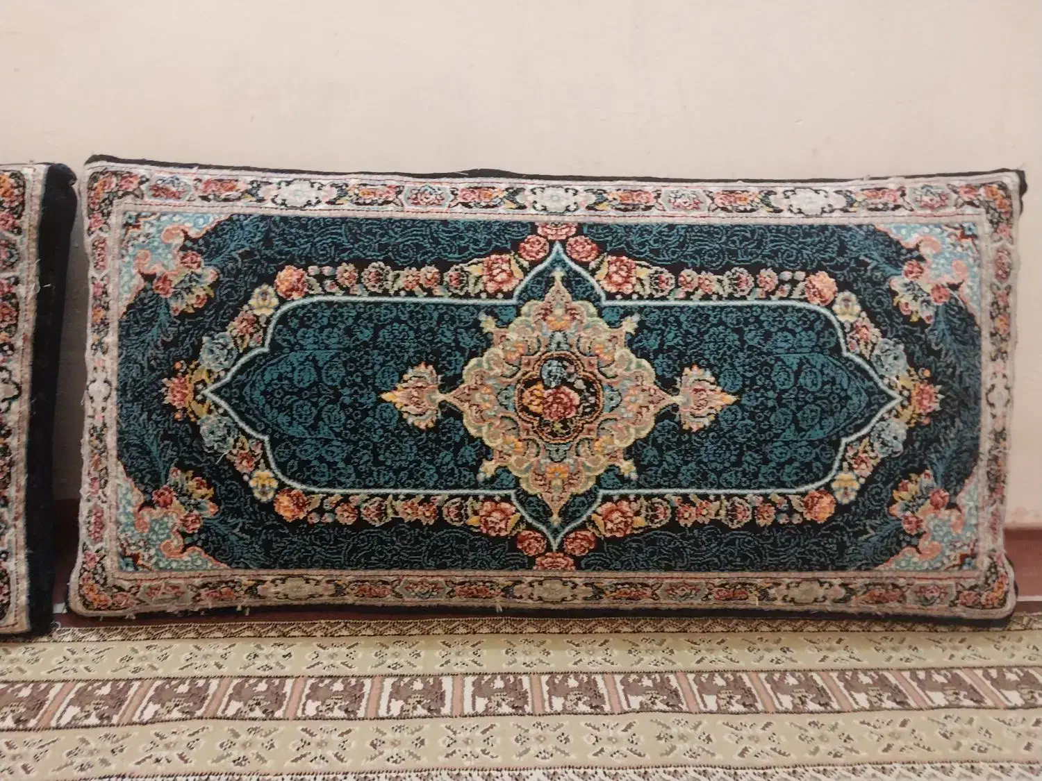 پشتی|پشتی|مشهد, موعود|دیوار