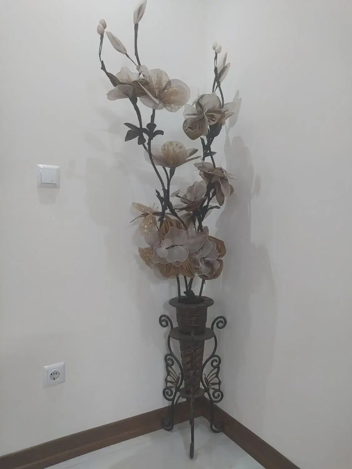 گلدان با گل|گل مصنوعی|اصفهان, ارغوانیه|دیوار