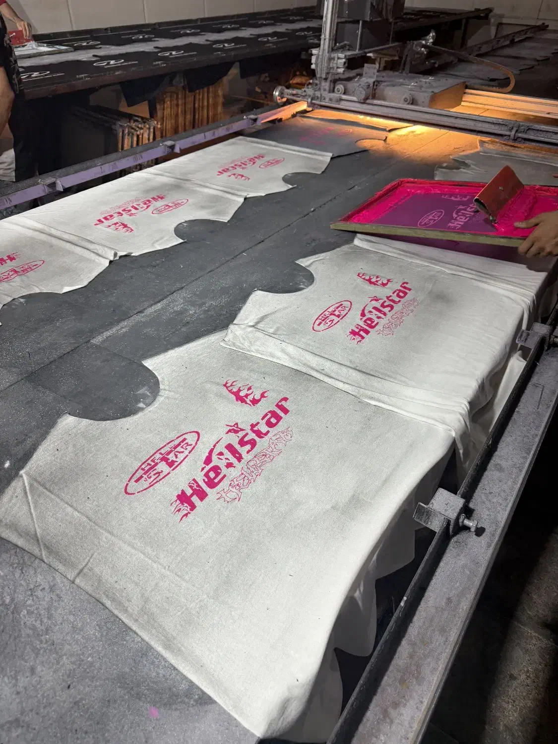 شابلون زن ماهر و کارگر ساده وسط کار|استخدام صنعتی، فنی، مهندسی|تهران, شهرک بعثت|دیوار