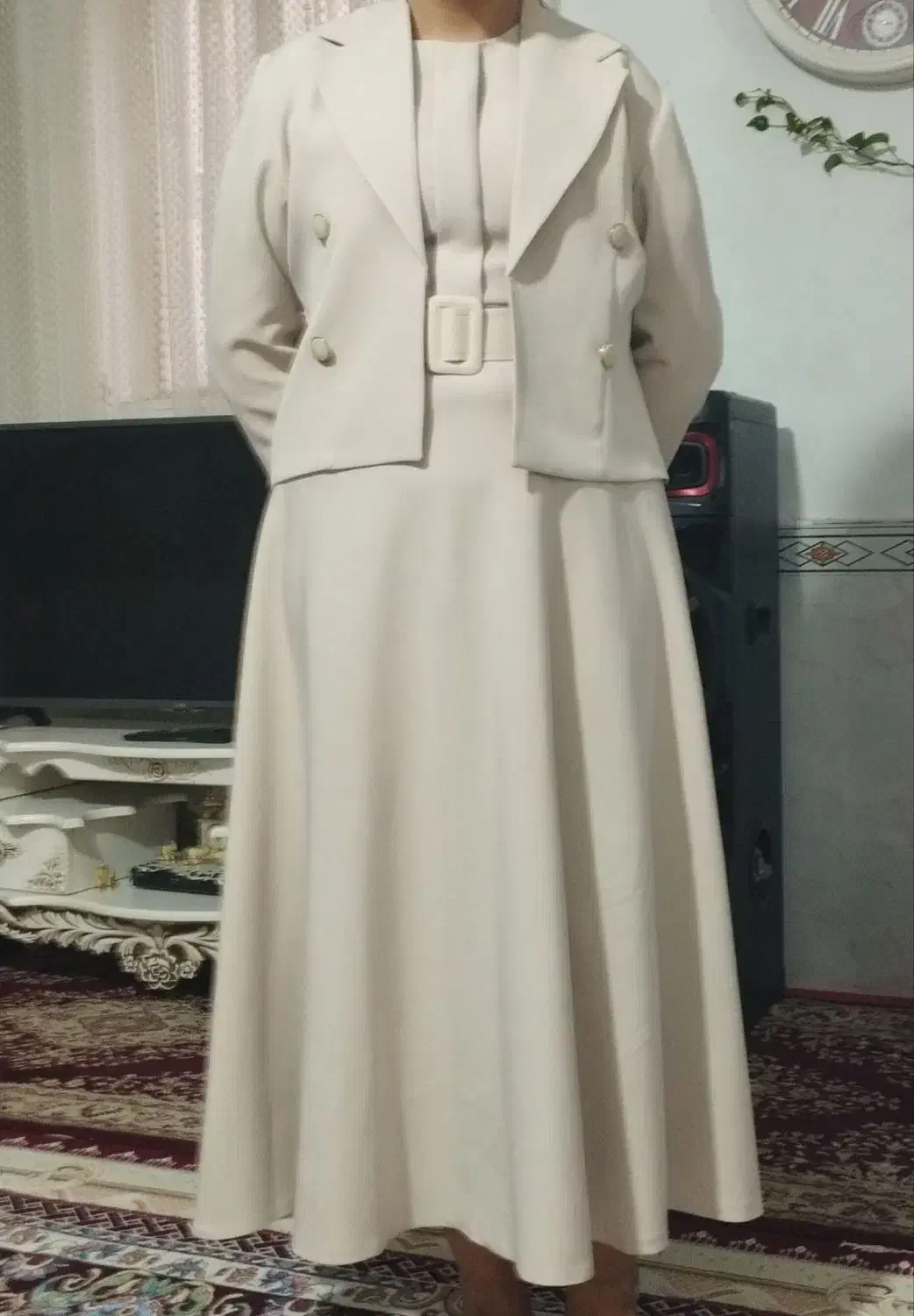 لباس مجلسی|لباس|رباط‌کریم, شترخوار|دیوار