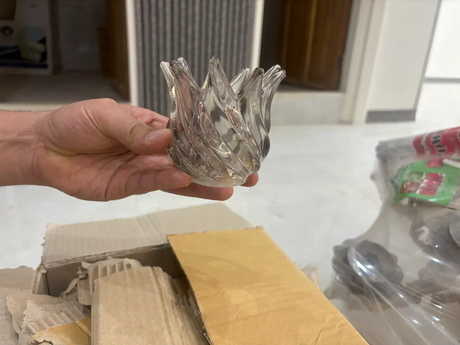 لوستر دوازده شاخه برنز|لوستر و چراغ آویز|اصفهان, رزمندگان|دیوار