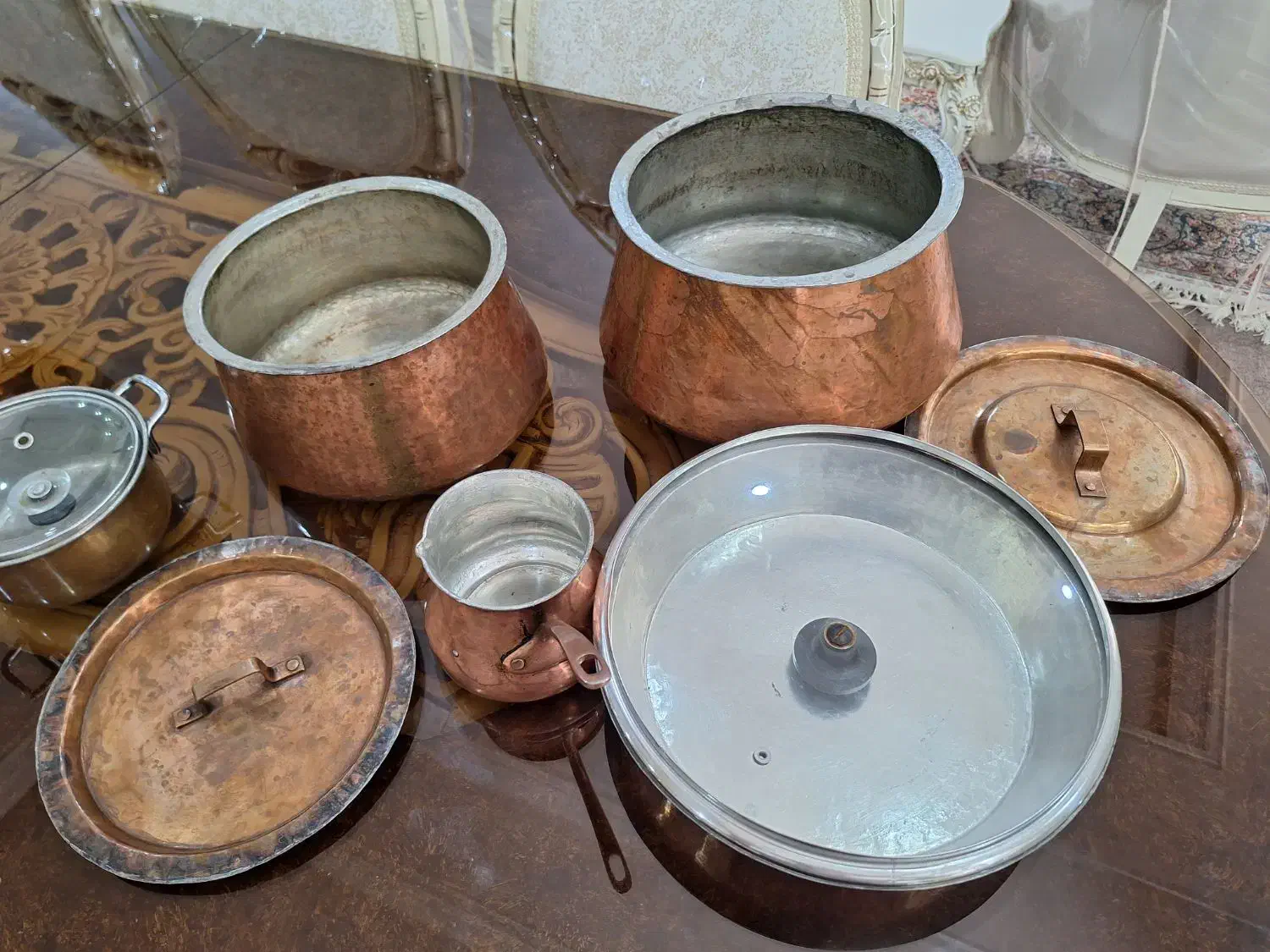 تعدادی ظروف مسی|ظروف پخت‌وپز|دورود, |دیوار