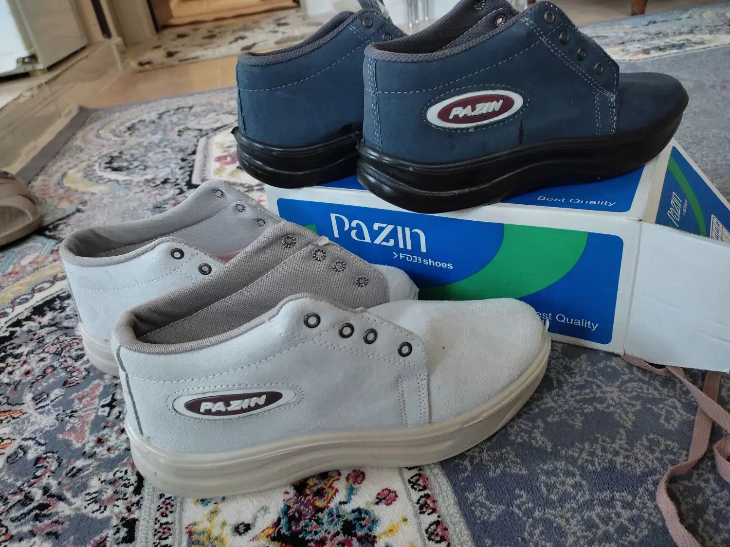 کفش کار|کیف، کفش، کمربند|مهاجران, |دیوار