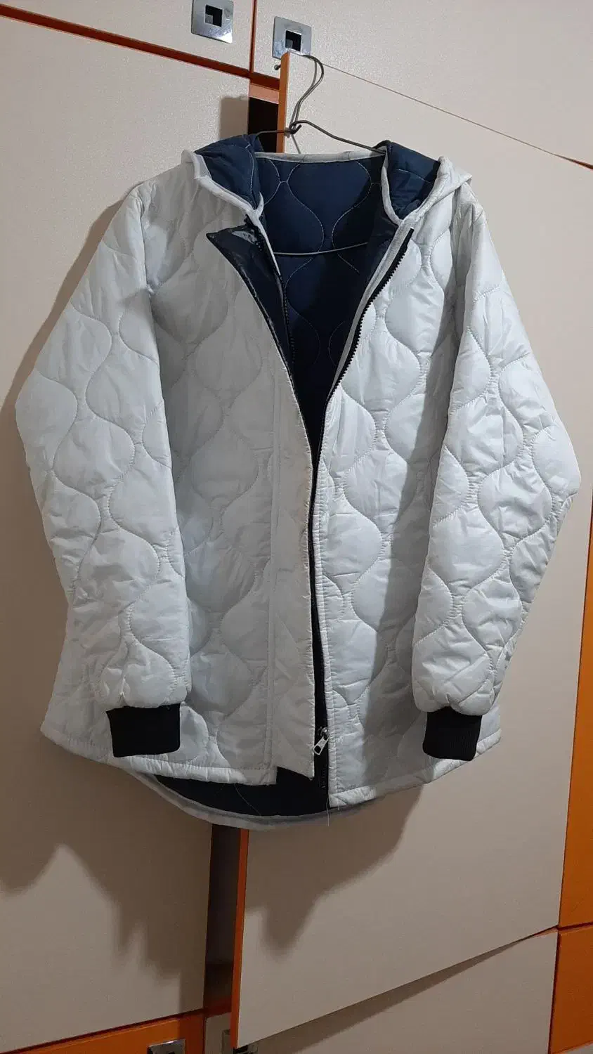 کاپشن|لباس|آفتاب, |دیوار