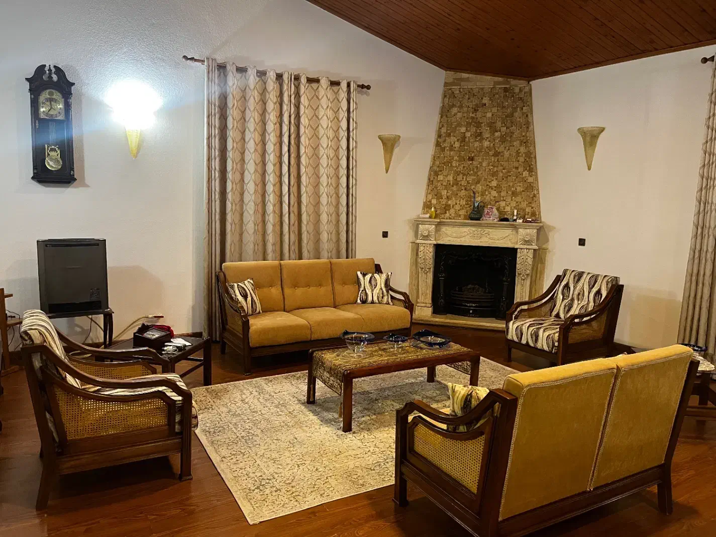 ست مبل چرم و چوب|مبلمان خانگی و میز عسلی|کتالم و سادات شهر, |دیوار