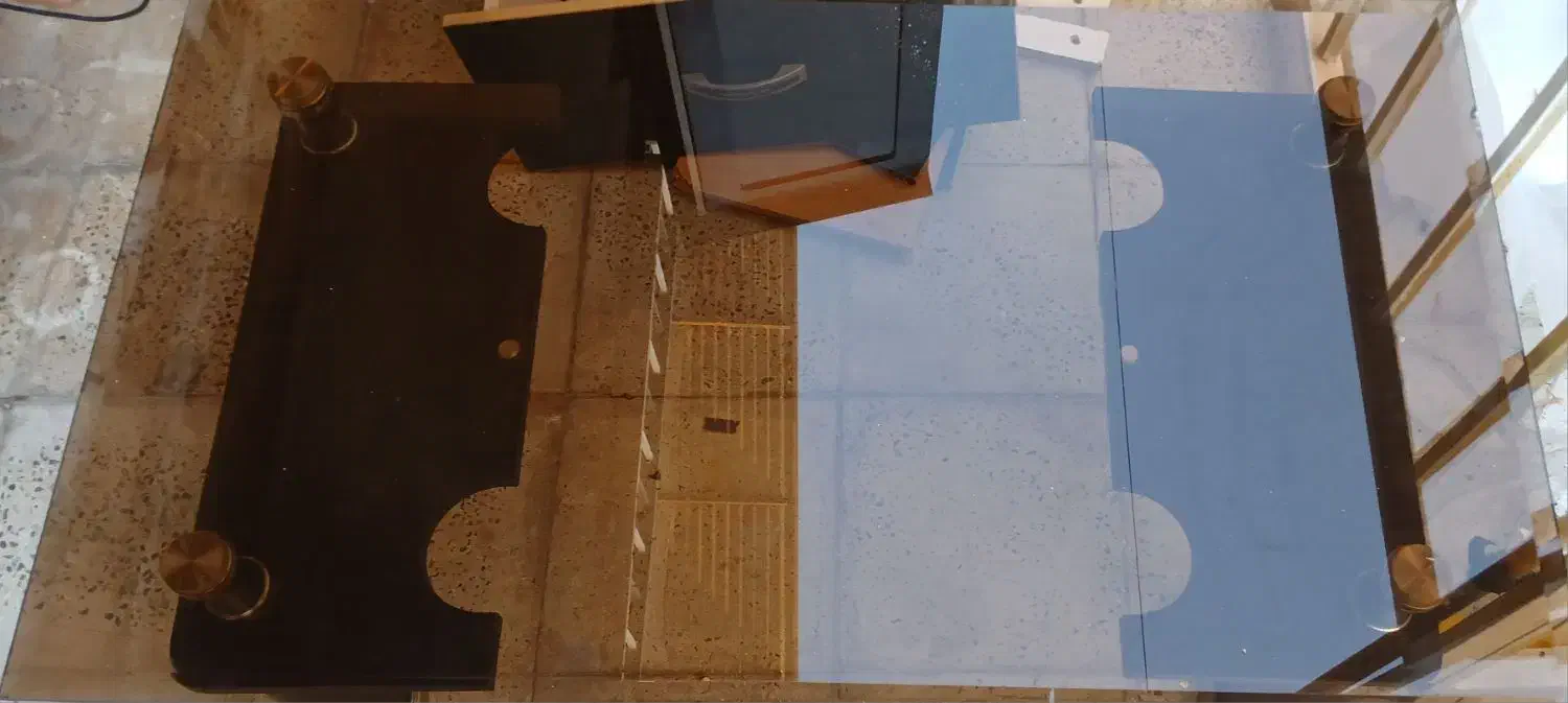 یک عدد میز عسلی و یک عدد میز شیشه ای|مبلمان خانگی و میز عسلی|آبیک, |دیوار