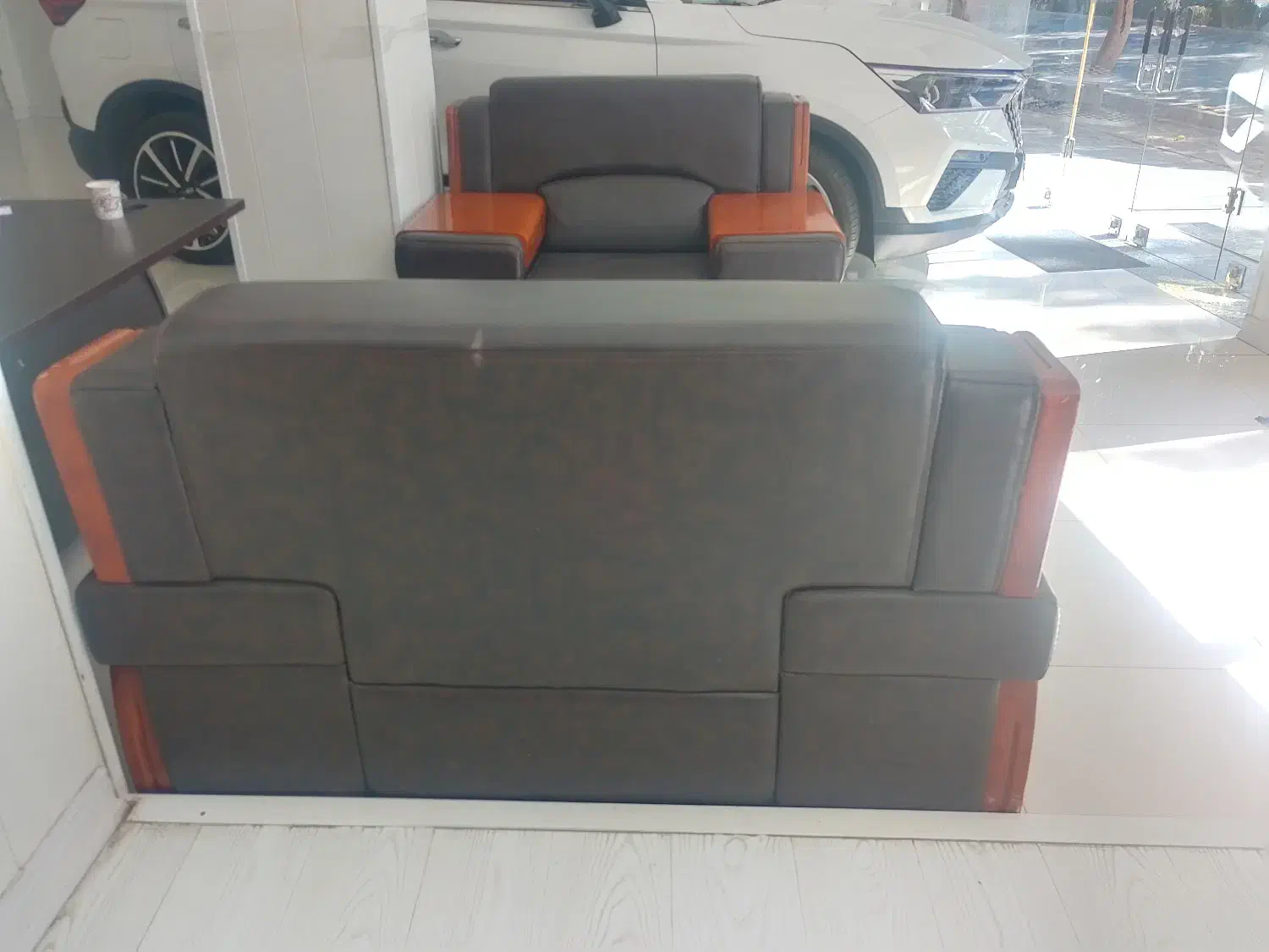 مبل راحتی چرم|مبلمان خانگی و میز عسلی|اصفهان, کارلادان|دیوار