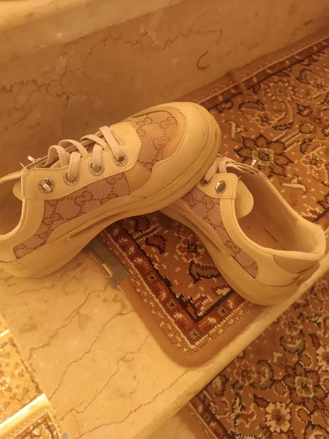 کتونی|کیف، کفش، کمربند|میانه, |دیوار