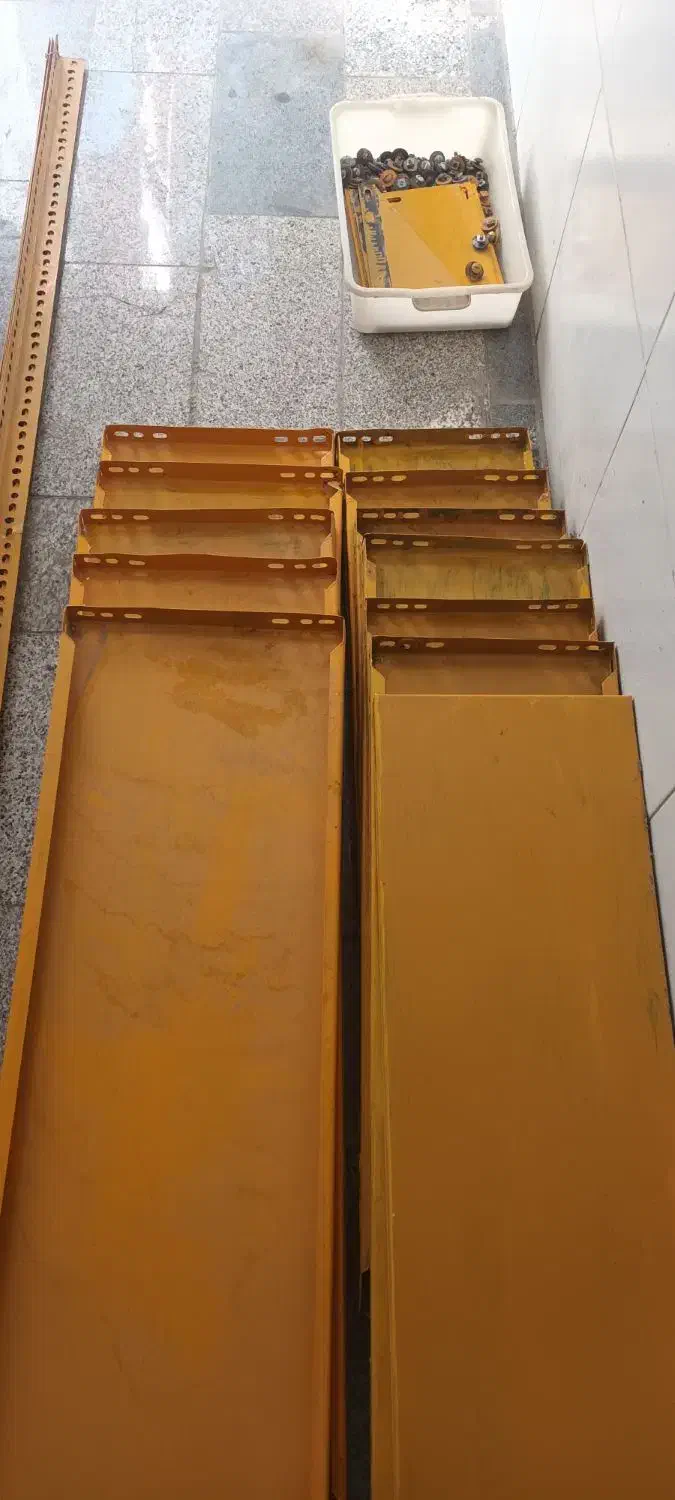 قفسه آهنی با ستون و لچه گیهاش|فروشگاه و مغازه|اصفهان, سودان|دیوار