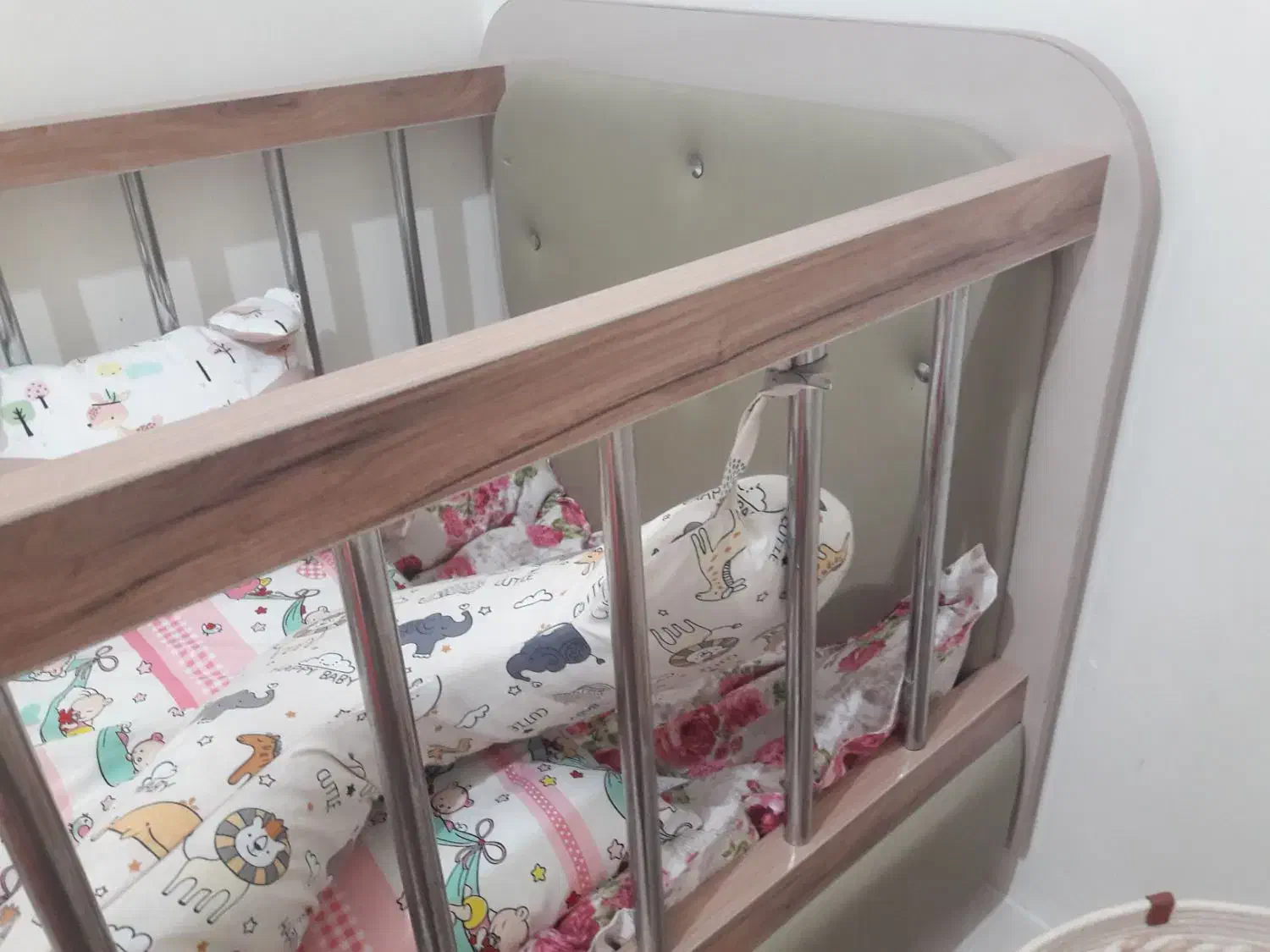 تخت کودک در حد|تخت و صندلی بچه|آشخانه, |دیوار