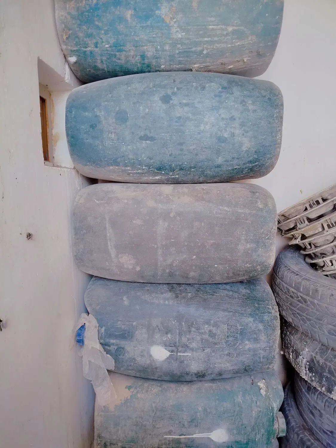 پنج عدد گالن ۶۰ لیتری سالم|ظروف نگهدارنده، پلاستیکی، یکبارمصرف|زهک, |دیوار