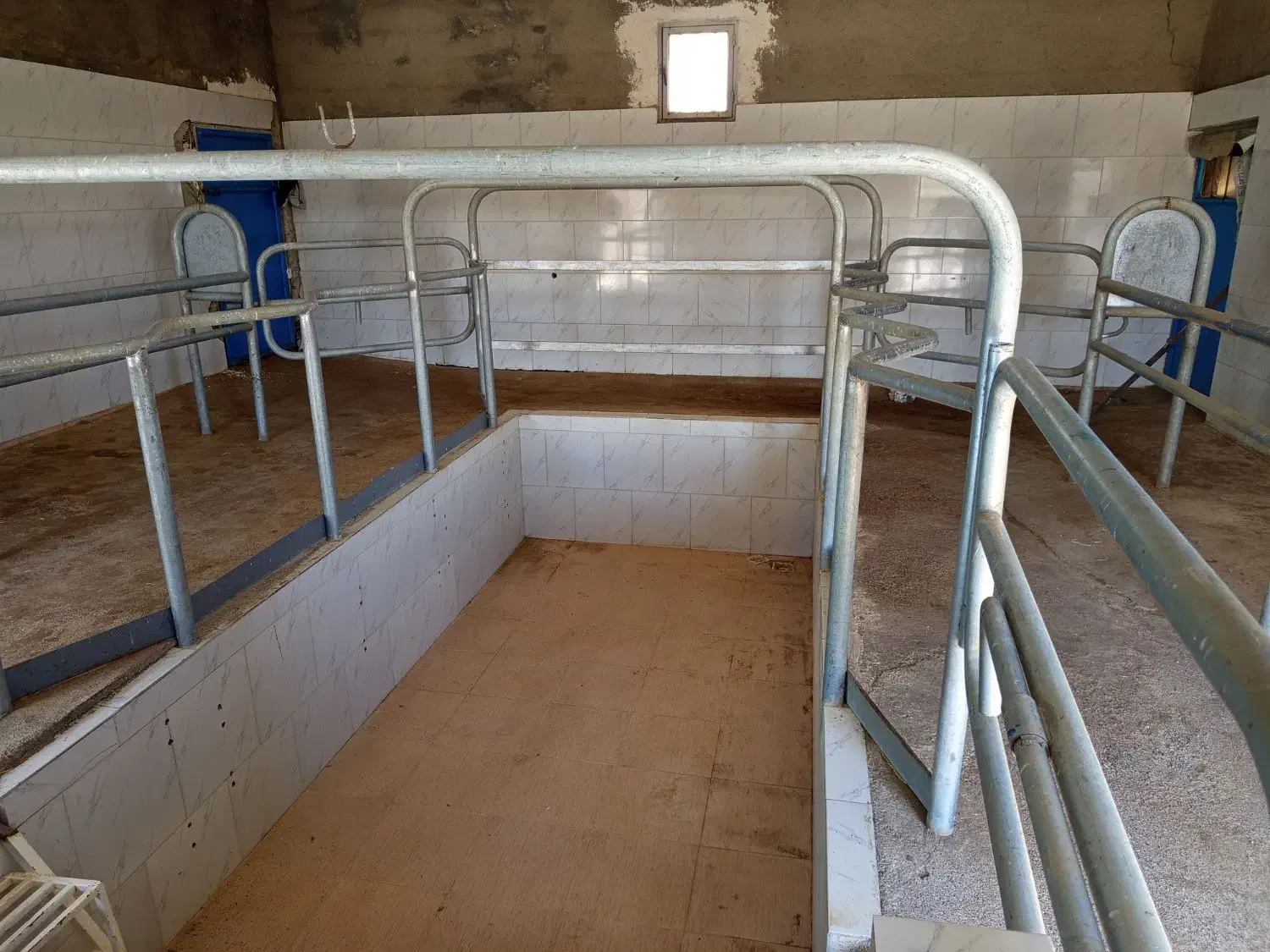 گاوداری شیری با پروانه وباغ|فروش دفتر صنعتی، کشاورزی، تجاری|خنجین, |دیوار