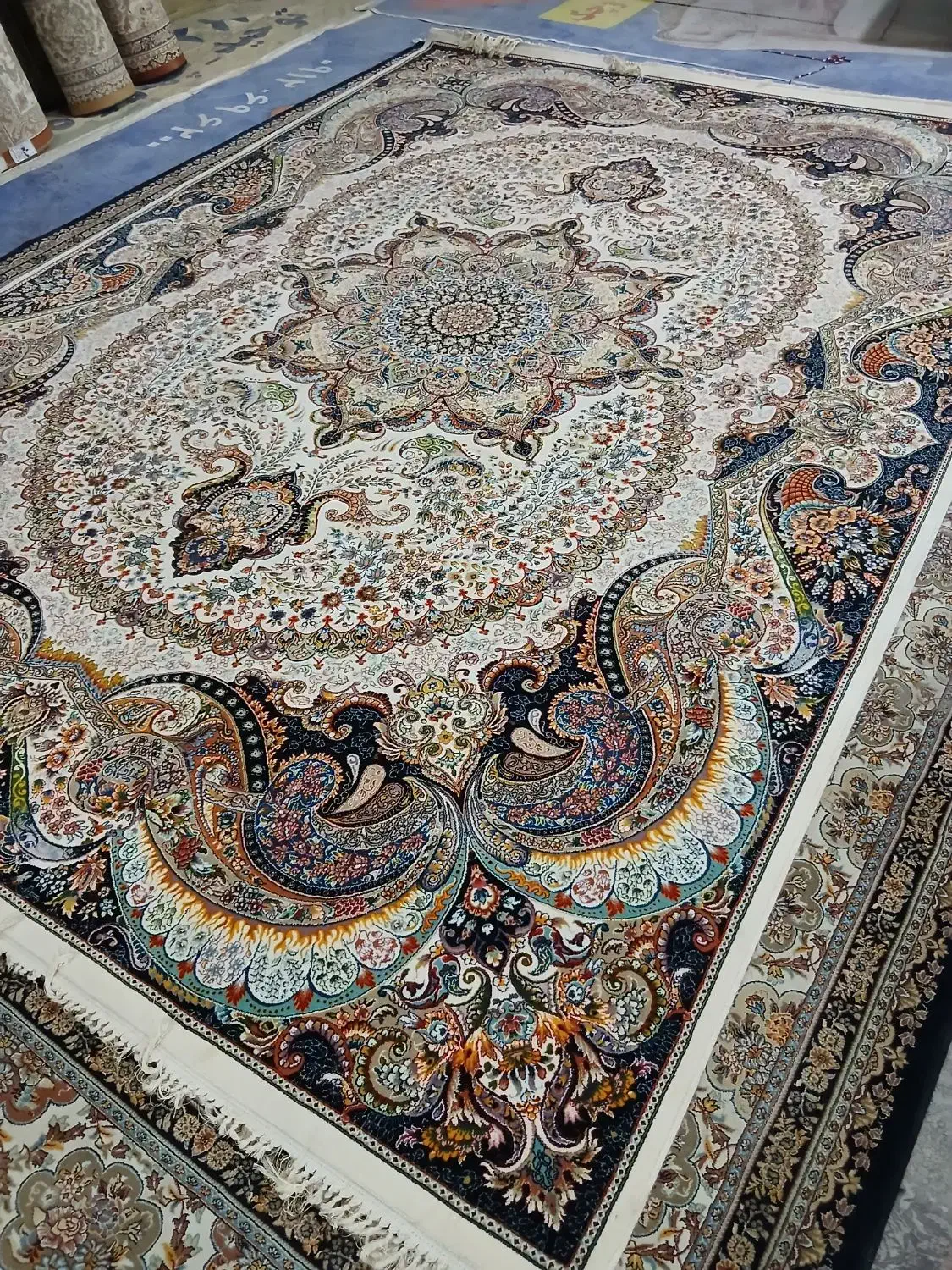 دو تخته ۹ متری ۷۰۰ شانه ۱۰ رنگ فوق العاده در حد|فرش|قم, زاویه|دیوار