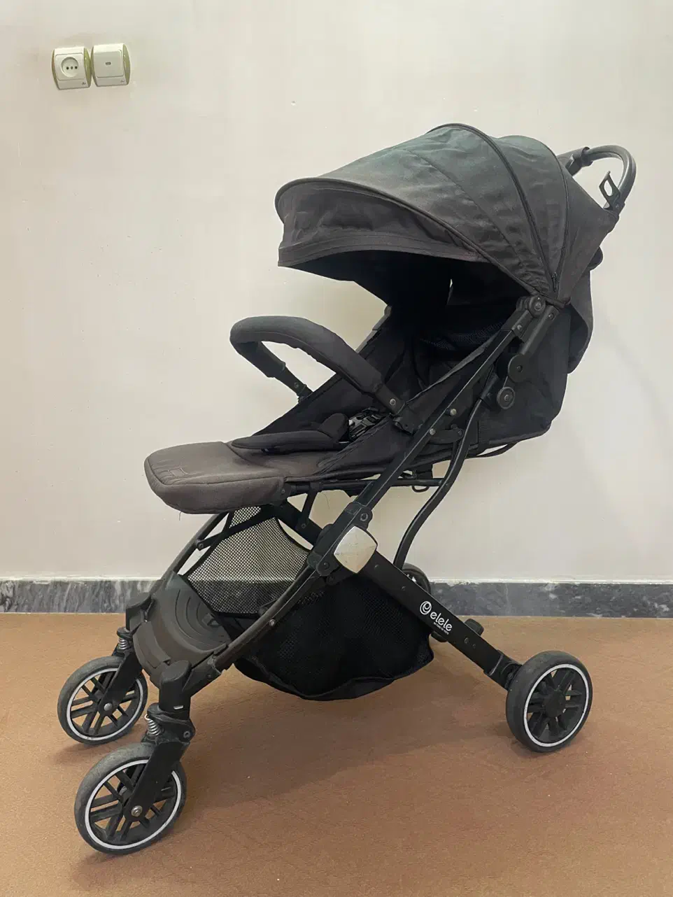 کالسکه کودک برند ترک|کالسکه و لوازم جانبی|لاهیجان, شیشه گران|دیوار